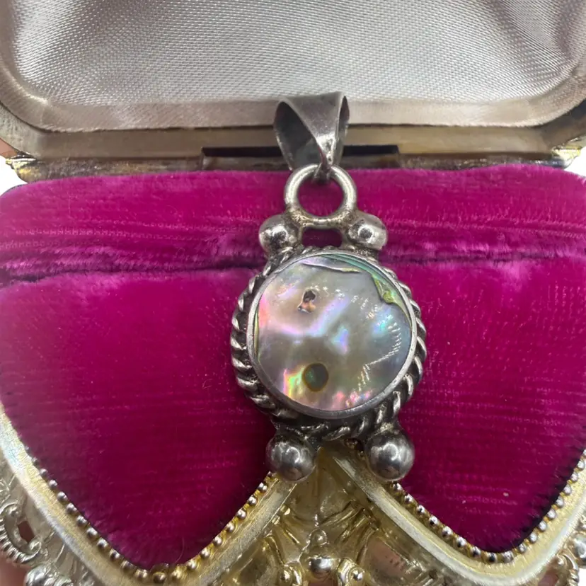 vintage Sterling Silver  pendant features a polished abalone shell