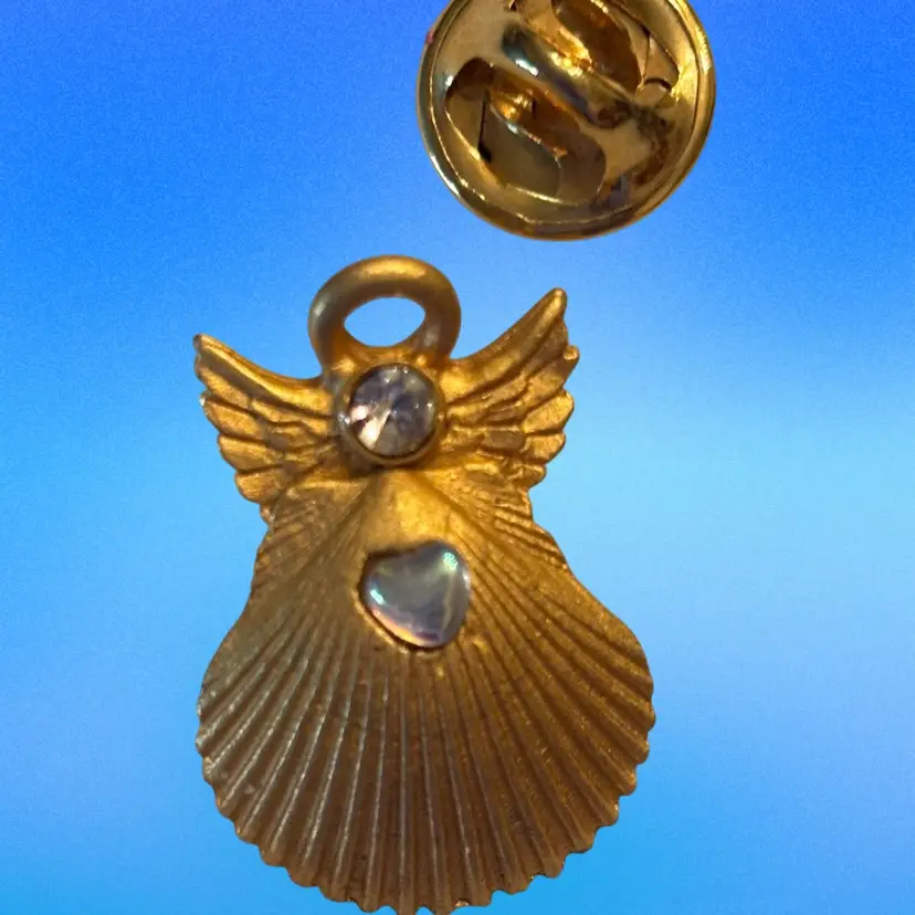 Vintage GAT™ ART INC Gold-Tone Angel Lapel Pin with Rhinestones – Scallop Shell Design
