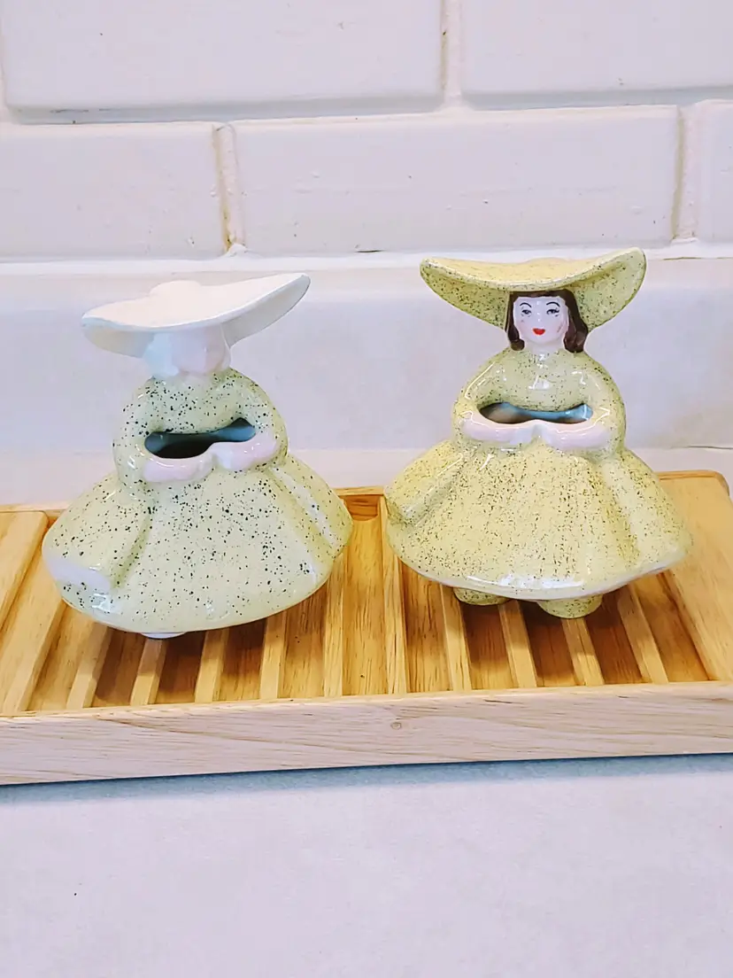 VINTAGE DUTCH GIRL FLOWER BUD VASE  CALIFORNIA POTTERY KITSCHY CUTE (SET OF 2)