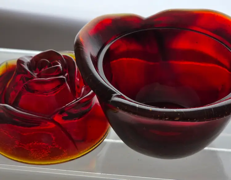 L.E Smith Glass red rose trinket dish with lid Glows