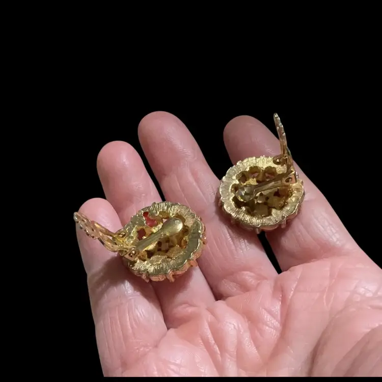 Vintage Goldtone Pink Lucite Floral Flower Round Clip On Earrings. Not Signed