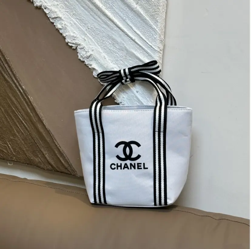 #20 - GWP/VIP CHANEL WHITE LUNCH TOTE