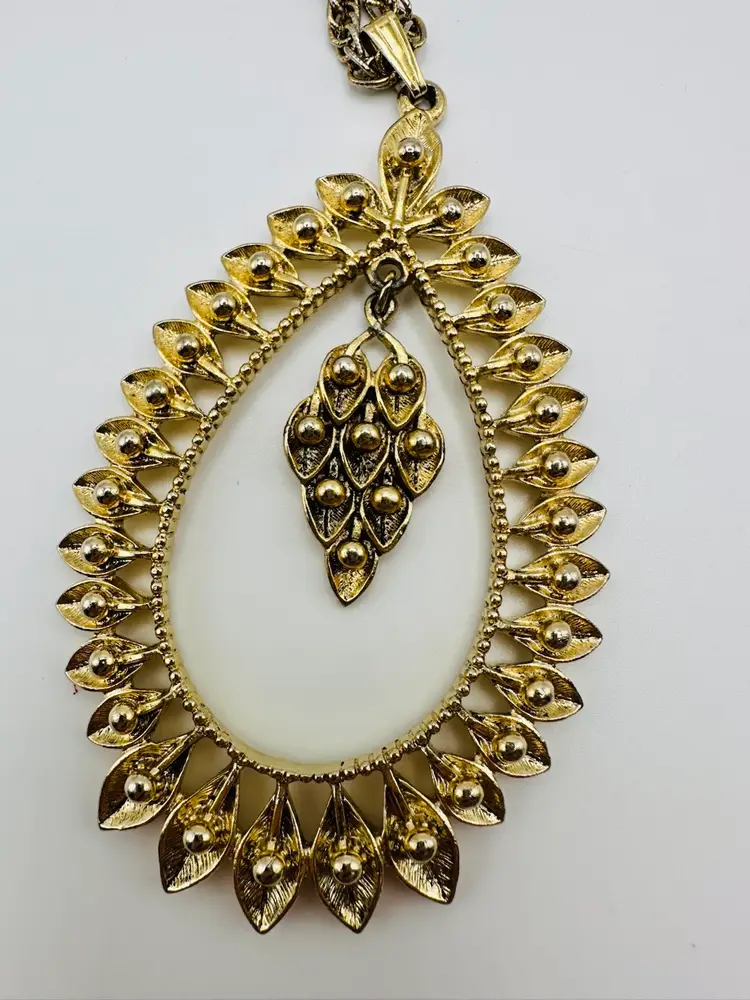 Vintage Sarah Coventry Aloha Pendant Necklace 1974