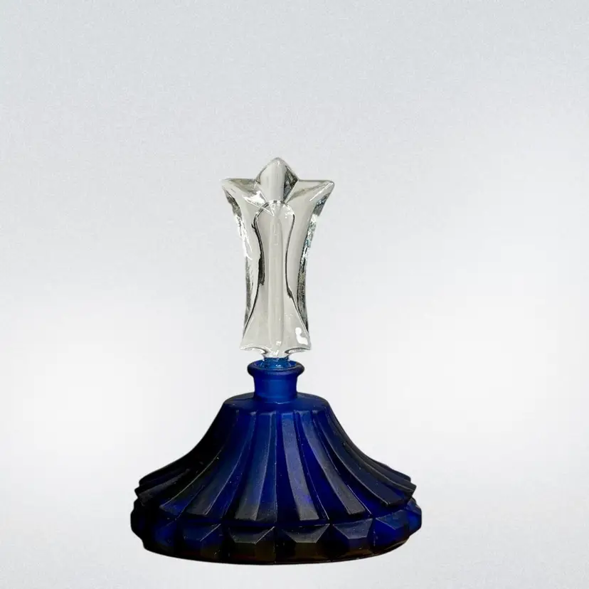 Vintage Perfume Bottle Art Deco Style Cobalt Blue Satin Glass With Clear Glass Stopper READ
5-3/4” T x 4-1/8” L x 2-1/2” W