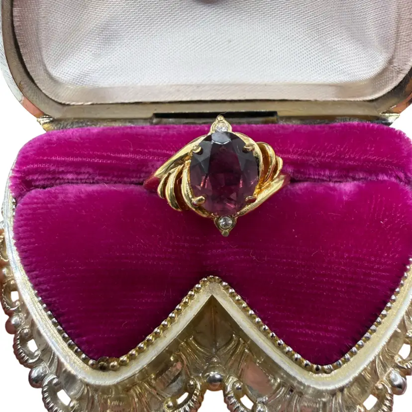 18kt G E Vintage Wing With Purple Glass Stone Size 7