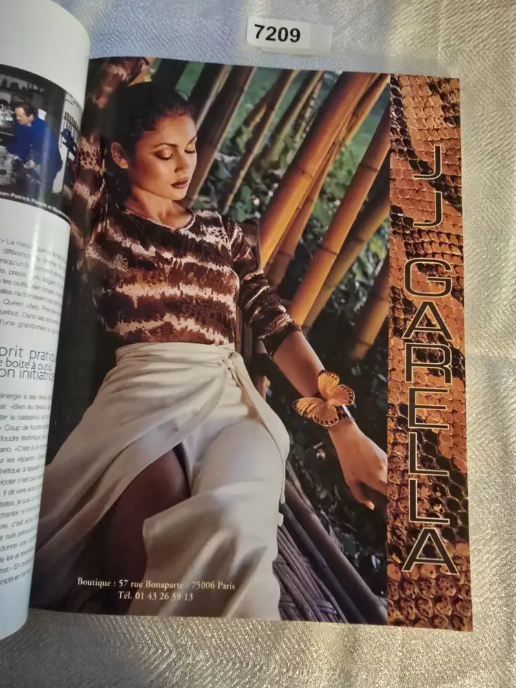 L' Officiel Mars 1998 No 823 Magazine (A7209)