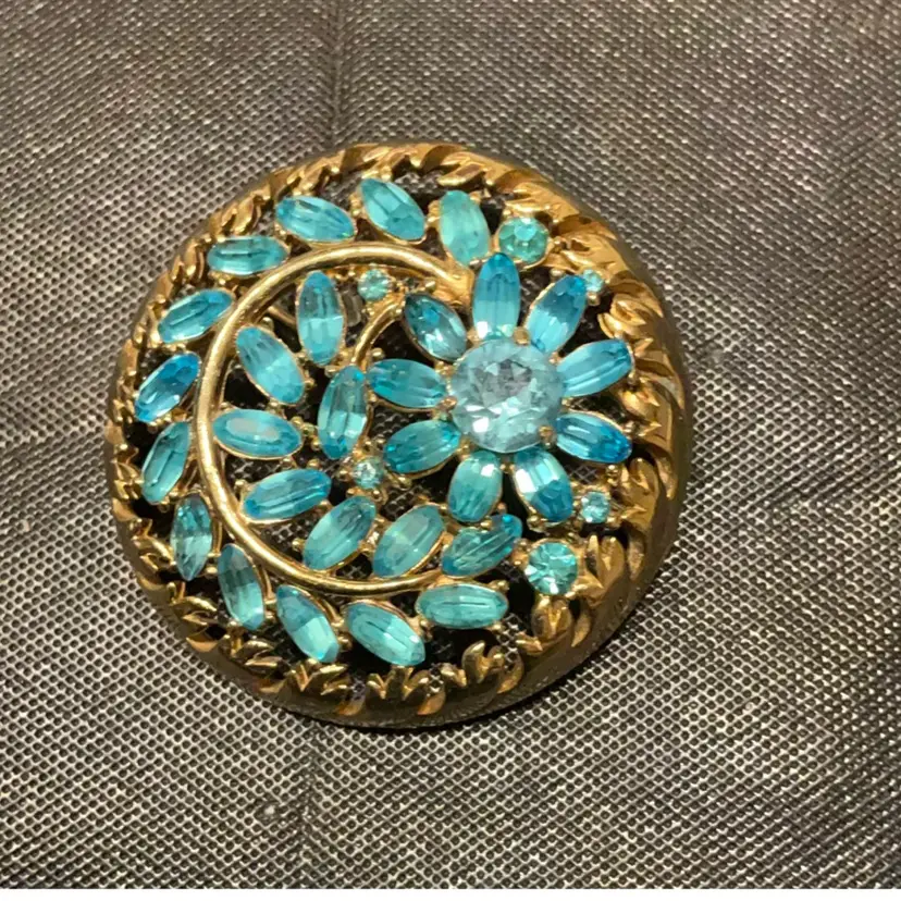 Hollycraft Brooch 1.5”