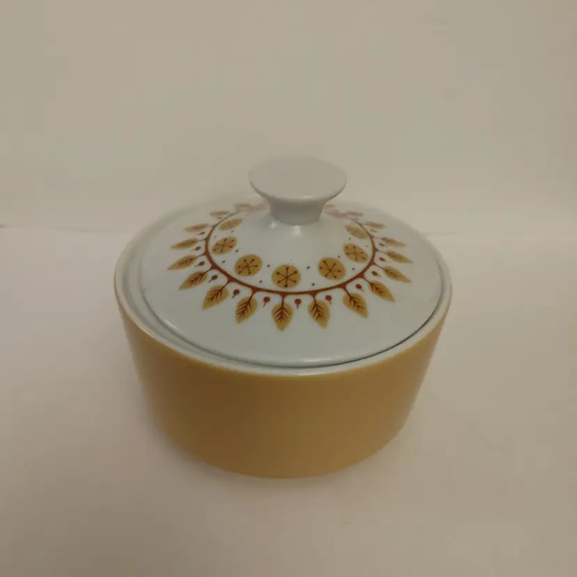 Fashion Manor Fine China Covered Bowl. Made in Japan. 4 inch diameter. No chips or cracks.
