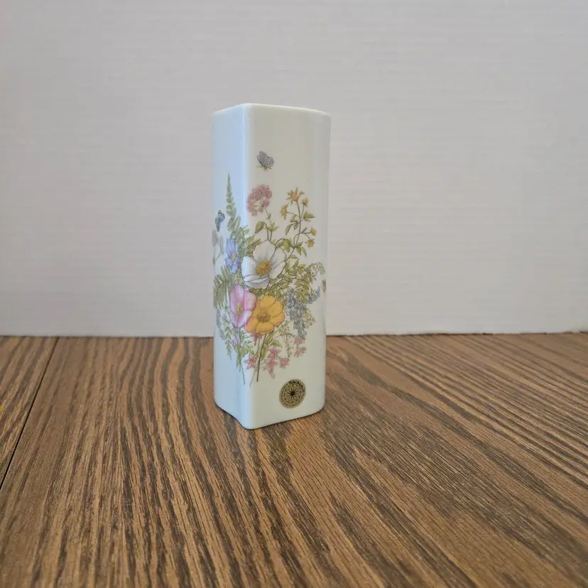 Takahashi Fern San Francisco Floral Heart Shaped Mini Bud Vase Japan - 6 in.