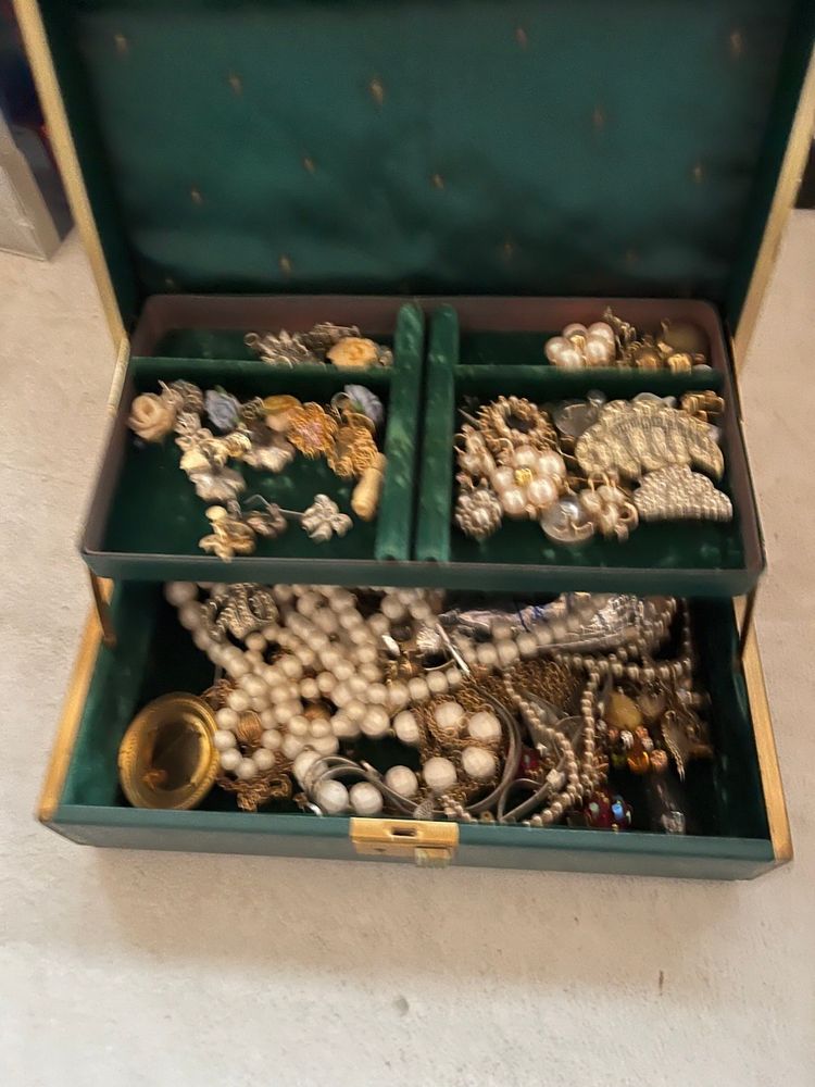 Vintage Jewelry Box With Jewelry