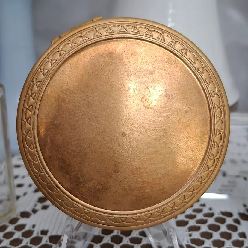222 Vintage Gold-Tone Compact – Art Deco Era
