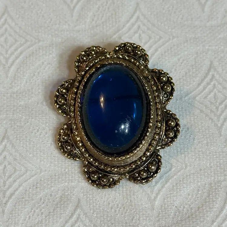 Vintage Victorian Style Good Tone Oval Brooch Dark Clear Blue Acrylic Center