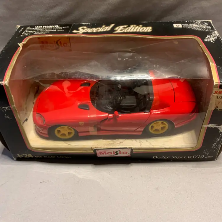 MAISTO Dodge Viper RT/10 1996 RED  1:24 Scale Die Cast With Yellow Tires NIB