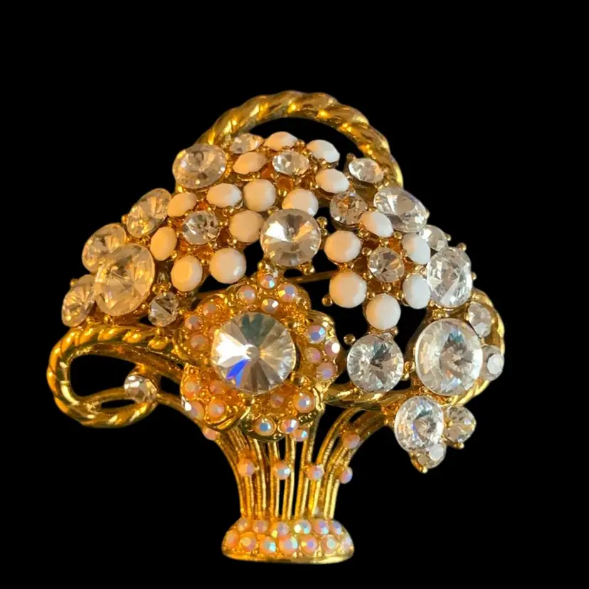SNK Marked。 Gold Tone Flower Basket Brooch With White Cabochons And Clear Rhinestones Marked S N B