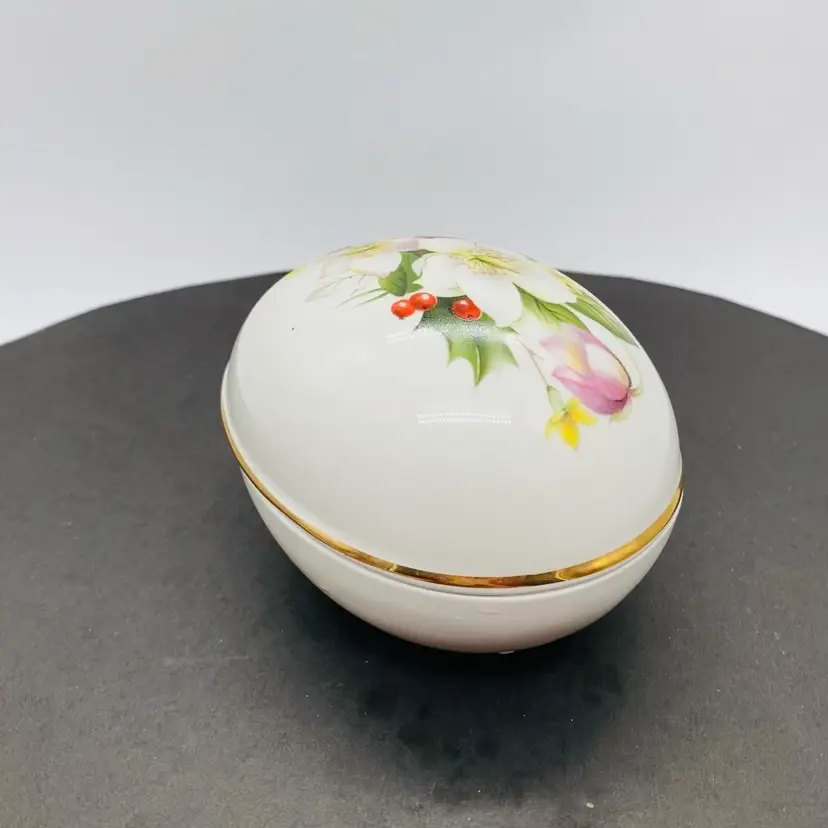 #2919 Sadler England Ceramic Egg Trinket Box Porcelain Egg Box with Christmas Flower Bouquet Winter