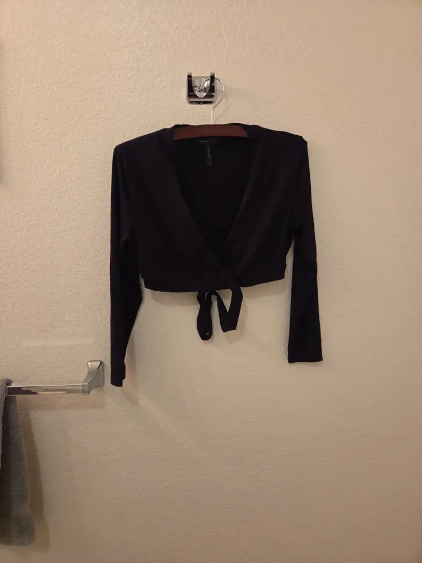 NWOT BCBGMAXAZRIA Ladies XXS Black Long Sleeved Mock Wrap Crop Top