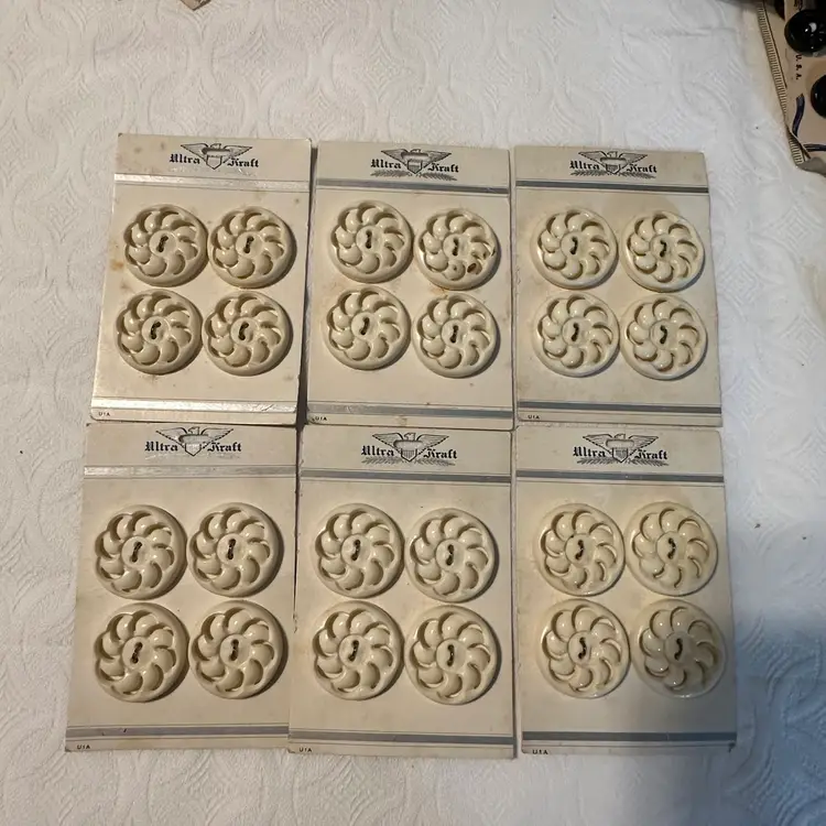 Vintage Ultra Kraft White Floral Buttons Lot of Six Cards (Bag 30)
