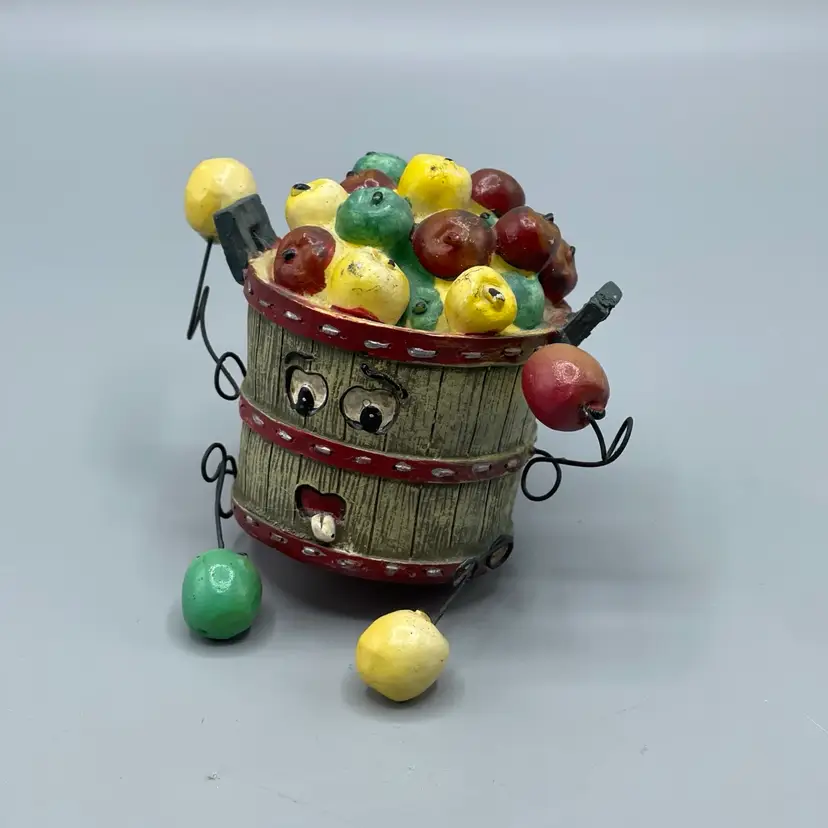 Anthropomorphic Basket Of Apples Shelf Sitter WMG 2006