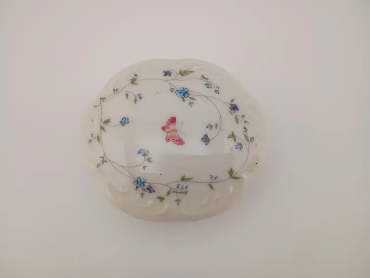 Porcelain trinket box