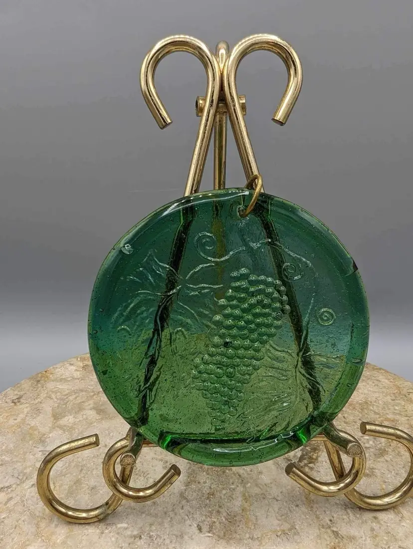 Green Art Glass Embossed Round Sun Catcher Bunch Of Grapes