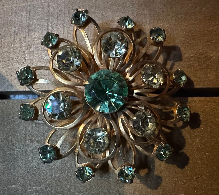 Vintage Starburst Prong-set w/ Green And Clear Stones