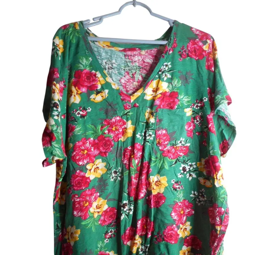Torrid Size 5 V Neck floral Tee Green Floral Short Sleeve T-shirt Cotton