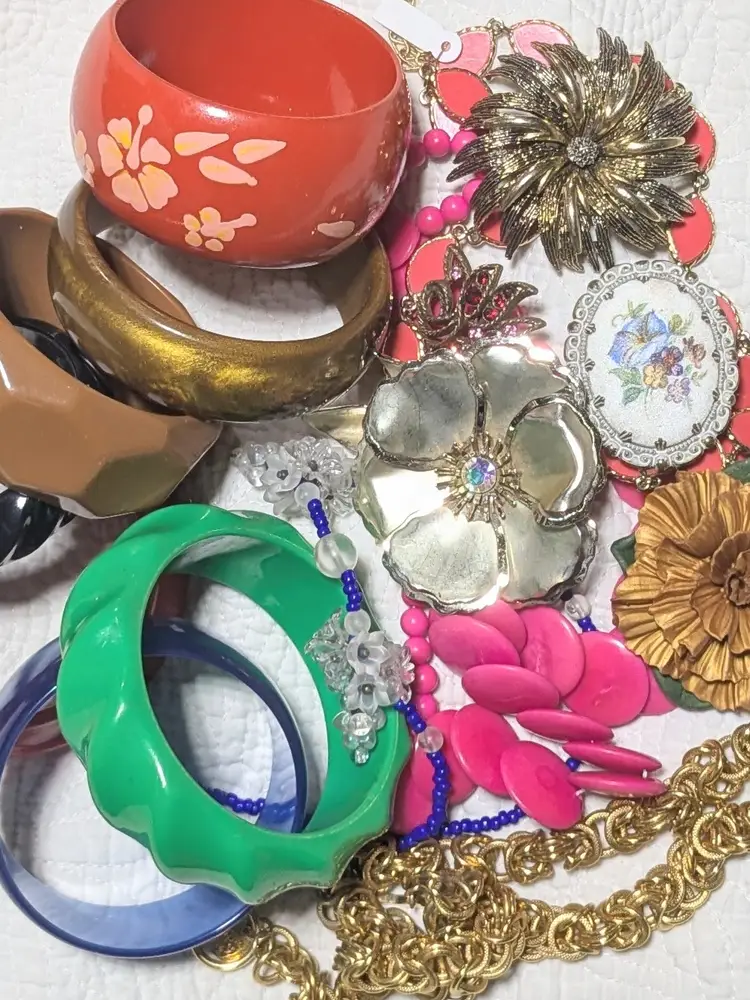 Vintage Vault - $5 Starts on All Auctions