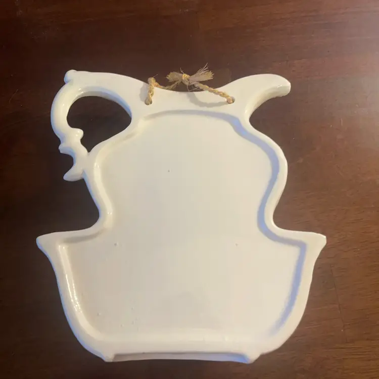 White porcelain Decorama wall pocket planter with grapevine motif. -7.5 “ H 7.5” W