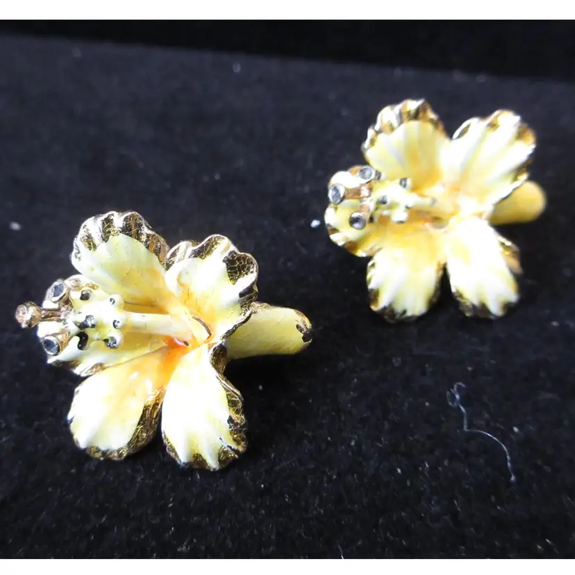 Vintage Coro Craft Yellow Tropical Hibiscus Flower Enameled Gold Tone Metal Clip On Earrings 1960s - 1 Inch Long