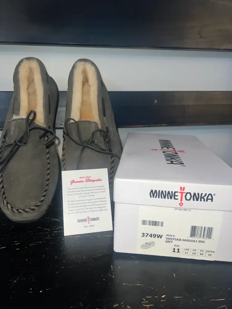 #02 - NEW. Minnetonka Moccasins Grey With Fur  Hard Soles Size 11 Mens