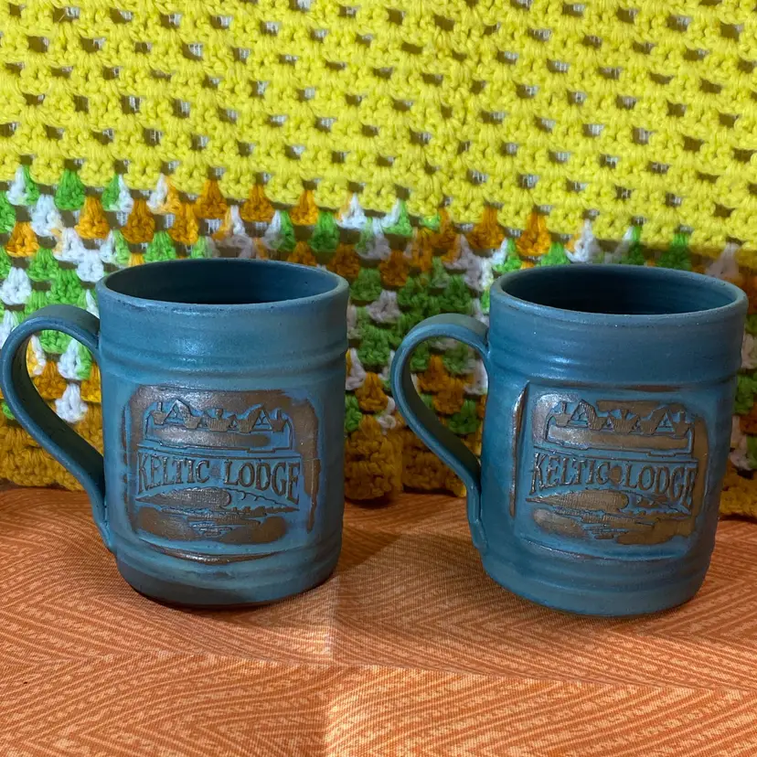 Keltic Lodge Artist Signed Pottery Mug Set