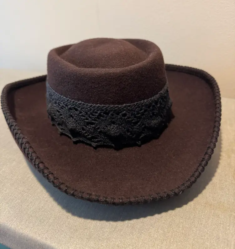 Vintage women’s brown cowboys hat from the 90s