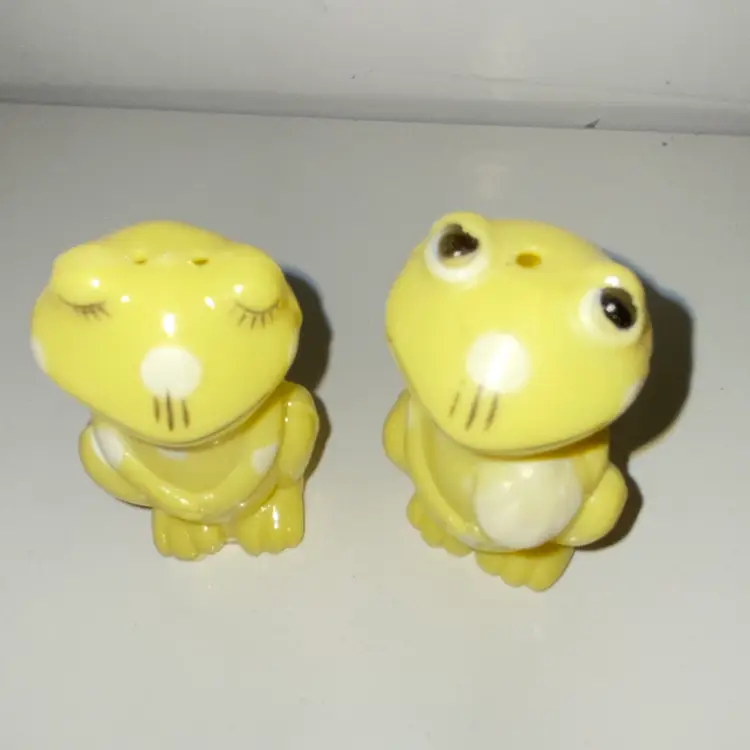 1950s Plastic Yellow Frogs Salt and Pepper Shakers Kitsch Vintage