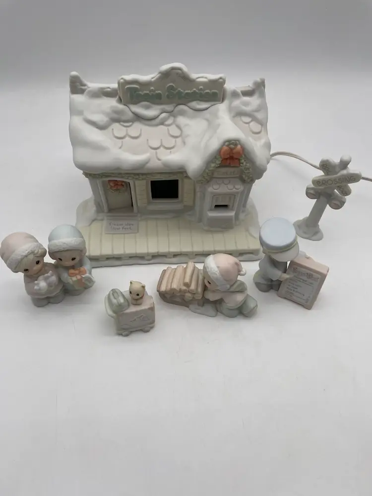Precious Moments Sugar Town Train Station 6 Piece Collectors Set