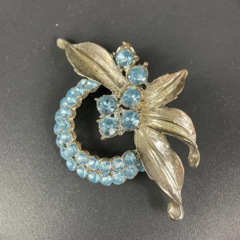 Vintage Silver Tone Floral Brooch Pendant Icy Blue Rhinestones Tropical Flower Wreath