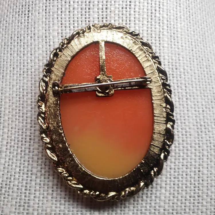 Vintage Cameo Pin Brooch Resin GRECIAN Style Lady In Gold Tone Setting 2 1/4" x 1 3/4"