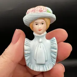 014. Avon 1982 Period Lady Thimble