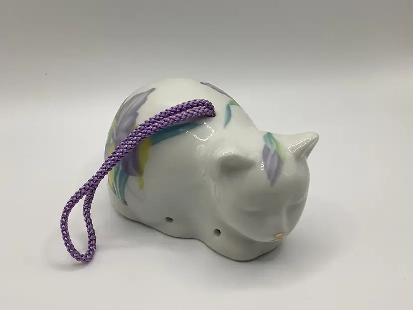 1980s White Ceramic Cat Potpourri/Sachet Holder