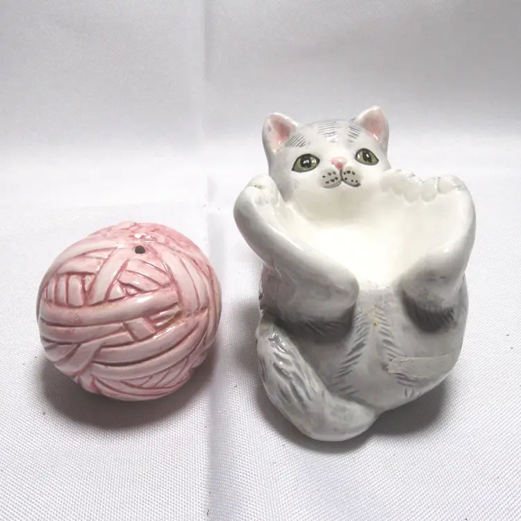 VTG Kitten with Ball of Yarn Salt & Pepper Shaker Set