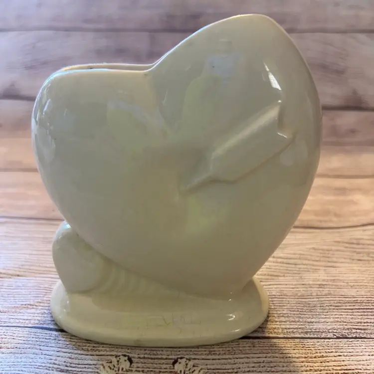 Vintage White Ceramic Heart Shaped Vase Arrow Valentine Bud Vase 6x4.5”