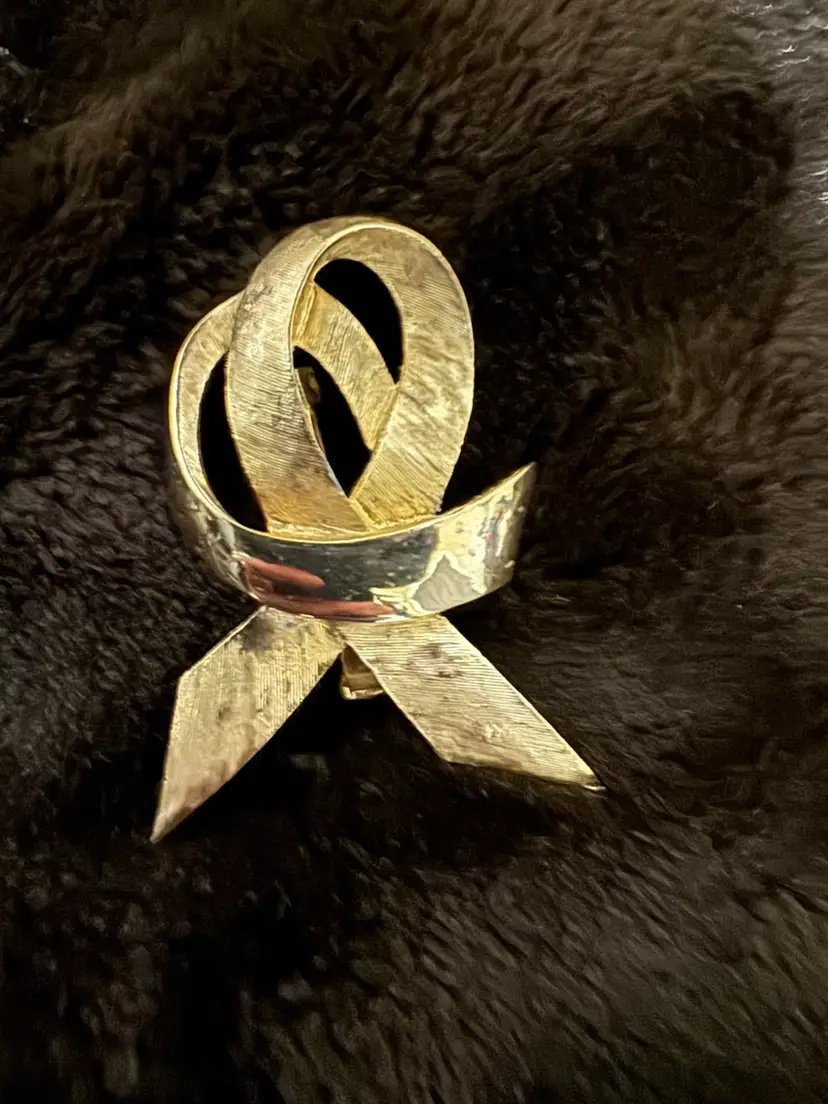Vintage textured gold tone ribbon brooch/pin