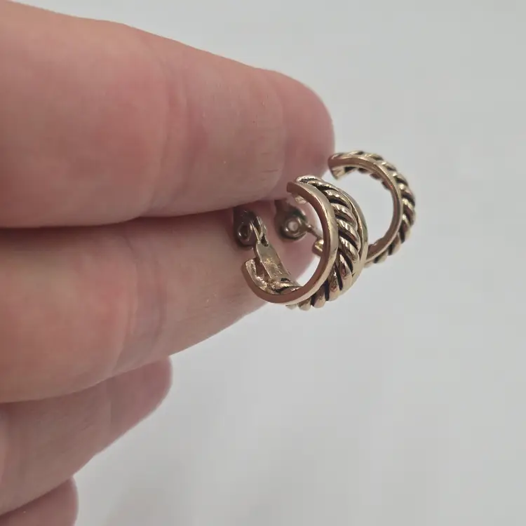 Monet Women’s Clip On Hoop Earrings Gold Tone Metal Rope Twist Chic Quality