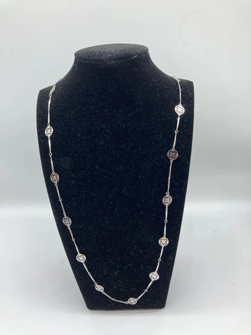 Beautiful Vintage 1979 Avon Flowerlace Silver Tone Necklace.