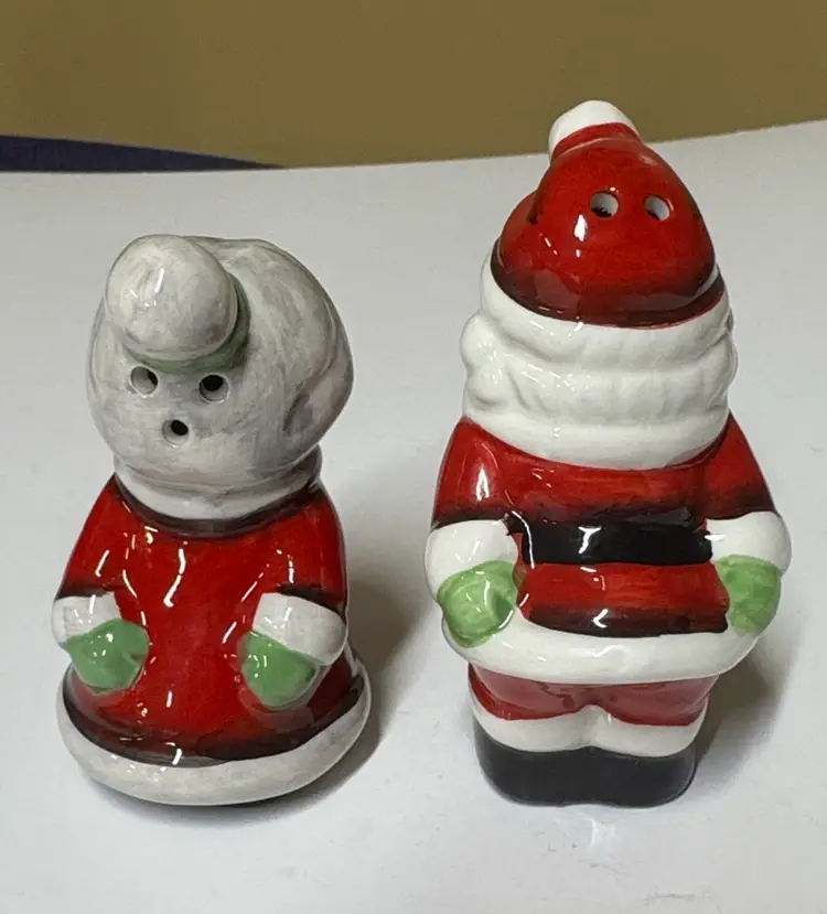 Santa and Mrs. Claus Salt and Pepper Shakers Magnetic Kissing Christmas 3.75”