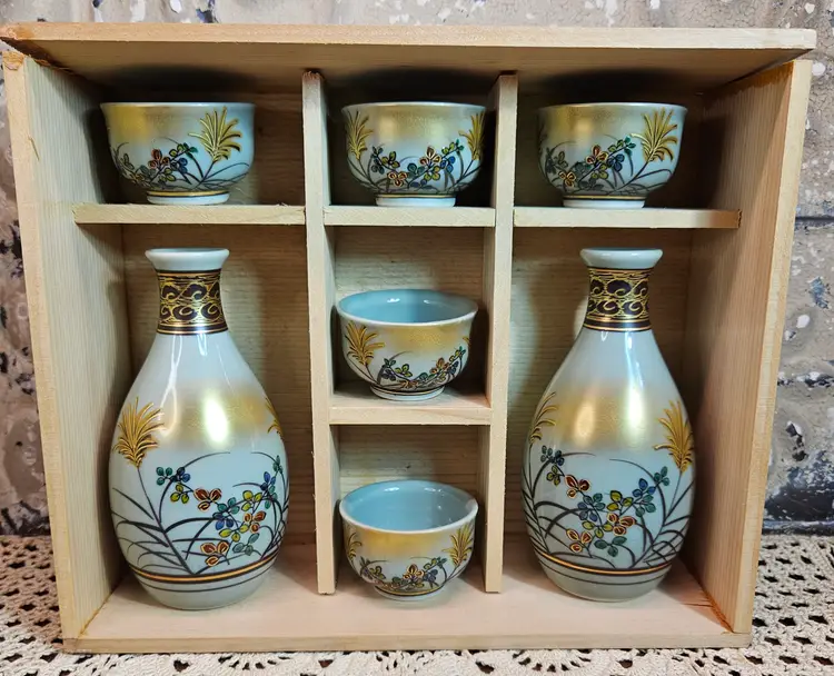 Stunning 7 Piece Kutani Ware Pottery Sake Set Flower Pattern Blue & Gold w/ Box