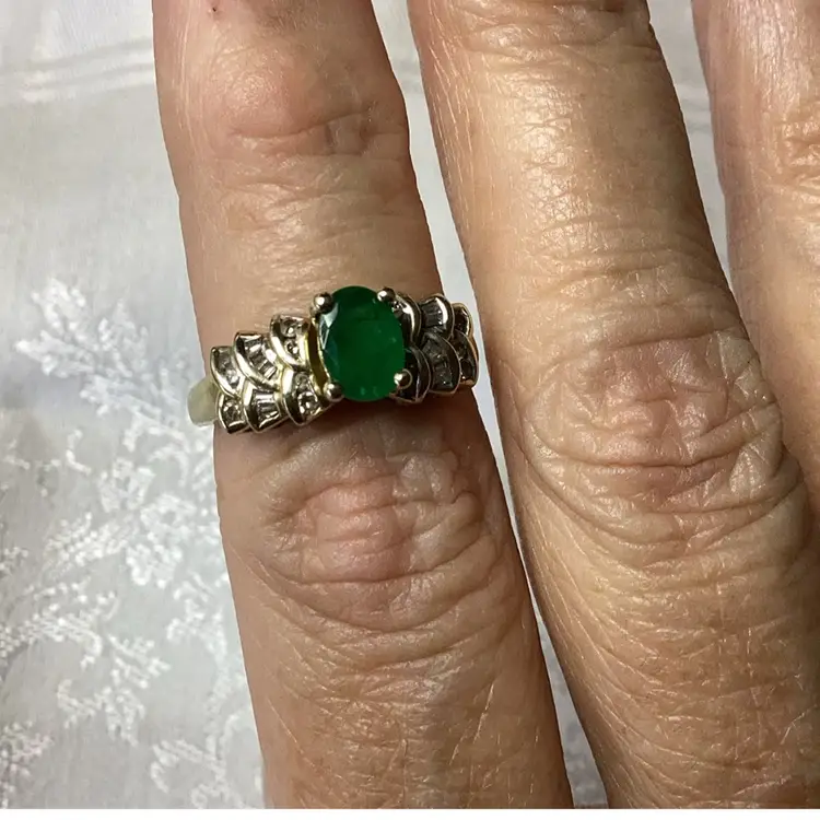 10k Yellow Gold Emerald And Diamond Chips Ring Sz 6 And 3/4