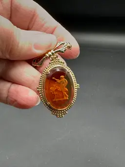 Cameo Clear Center w Angel & Cherubs Reverse Cut Vintage Gold Brooch