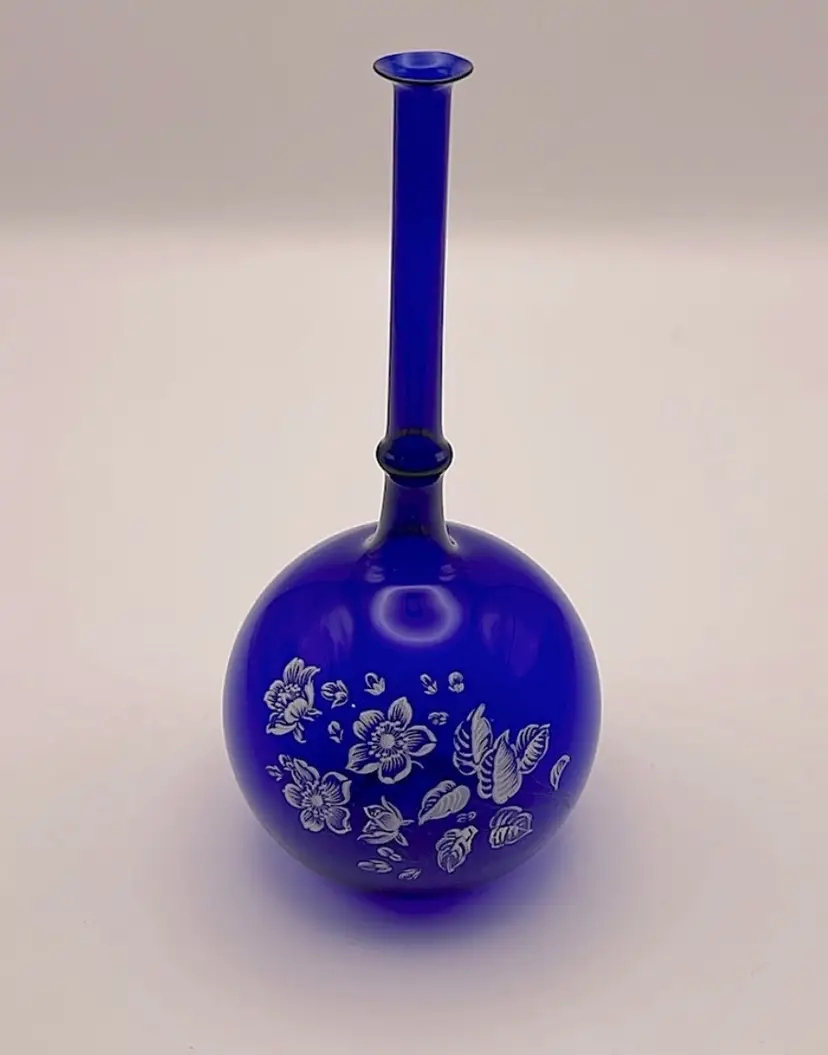 Cobalt blue, glass, small, tall neck bud vase! Pretty white florals!