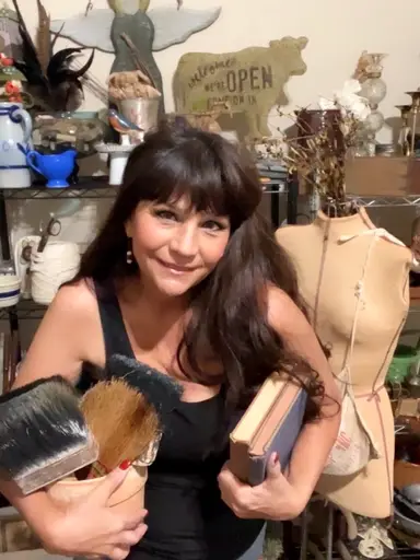 ✨Round top TX Treasures *Shelves Are Full ✨