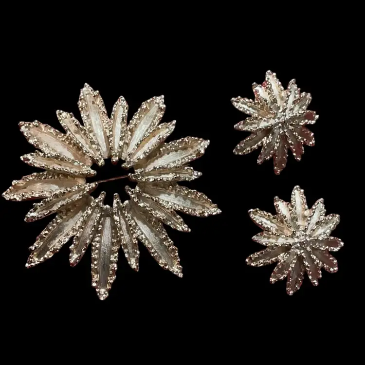 Vintage Goldtone Textured Avon Large Brooch With Matching Clip On Earrings. Stunning!!!